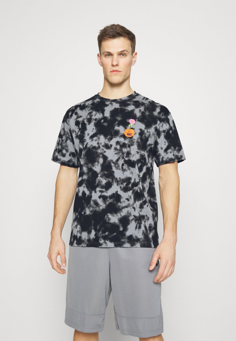 Nike Performance T Shirt
 Nike Performance TEE Print T shirt cool grey grey Zalando