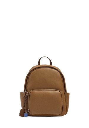 Mały brązowy skórzany plecak z przednią kieszenią na suwak, bocznymi kieszeniami, górnym uchwytem oraz suwakami ozdobionymi skórą i niebieską metką.