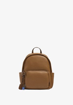 Mały brązowy skórzany plecak z przednią kieszenią na suwak, bocznymi kieszeniami, górnym uchwytem oraz suwakami ozdobionymi skórą i niebieską metką.