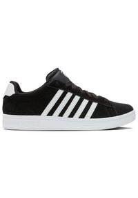 Zapatillas de ante negro con rayas blancas, cordones marrones y una suela blanca. Presentan una superficie lisa y texturizada, así como un cuello acolchado en el tobillo.