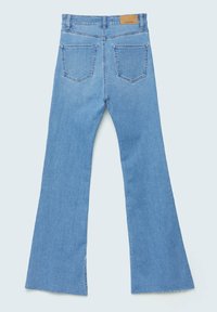 Lichtblauwe uitlopende jeans, denim stof, middelhoge taille, twee achterzakken, uitgerafelde zoom, gestikte details overal.