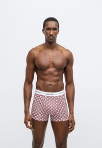 Κόκκινα και λευκά σλιπ boxer με σχέδιο, με το λογότυπο Calvin Klein στη ελαστική μέση, που διαθέτουν γεωμετρικό σχέδιο και εφαρμοστή γραμμή.