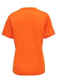Oranje sportshirt gemaakt van ademend materiaal, met een ronde halslijn, korte mouwen en een rechte zoom met een soepele textuur.
