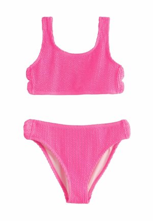 Dwuczęściowy strój kąpielowy w jaskrawym różowym kolorze z teksturowanej tkaniny, z górą w stylu tank top oraz majtkami bikini z wysokim stanem na białym tle.