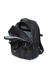 Czarny plecak wykonany z trwałej tkaniny, wyposażony w dużą główną komorę, wiele zamków błyskawicznych oraz dwie przednie kieszenie z zapięciami na sznurek.