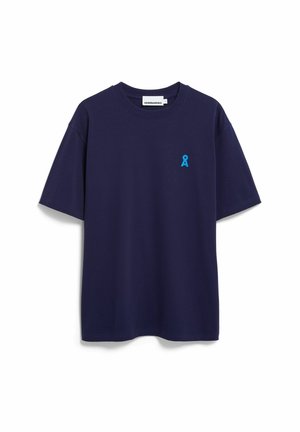 Navyblauw T-shirt met korte mouwen en een ronde hals, met een klein blauw lintlogo op de linkerborst. Gemaakt van zachte, ademende stof.