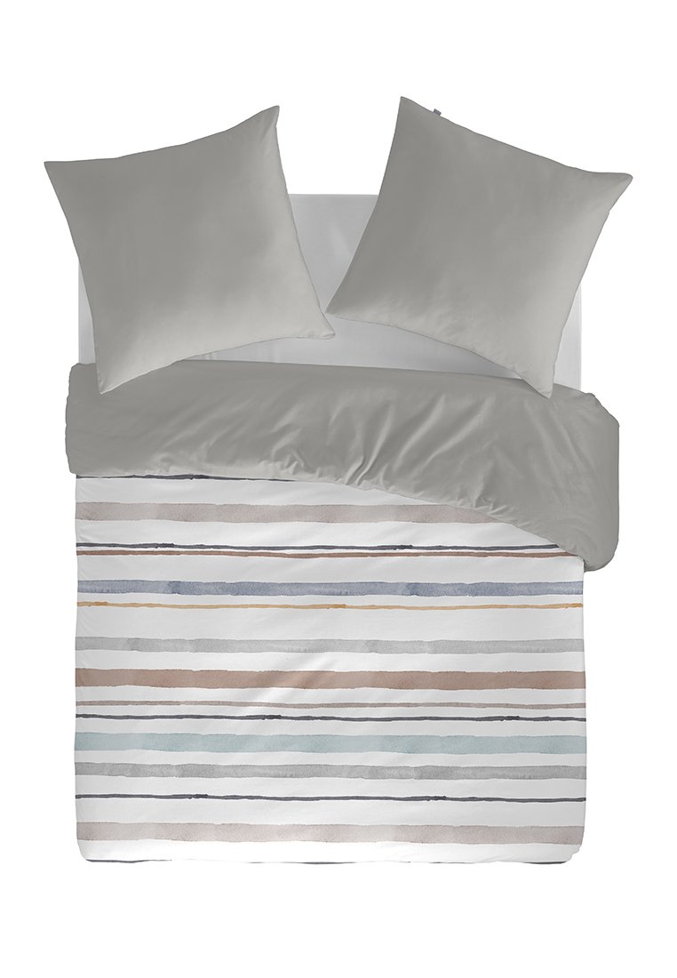 Grau Bettwäsche Set mit zwei passenden Kissenbezügen. Der Bettdeckenbezug hat abwechselnde horizontale Streifen in Beige, Blau, Grau und Weiß.