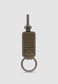 Portachiavi verde oliva con tessuto testurizzato, dotato di un anello e clip in metallo, accentuato da cuciture a contrasto e un elemento di design triangolare.