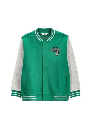 Zielona kurtka varsity z szarymi rękawami, paskowanym kołnierzem i mankietami, zatrzaskami, kieszeniami po bokach i naszywką "Kingsford Team" na piersi.