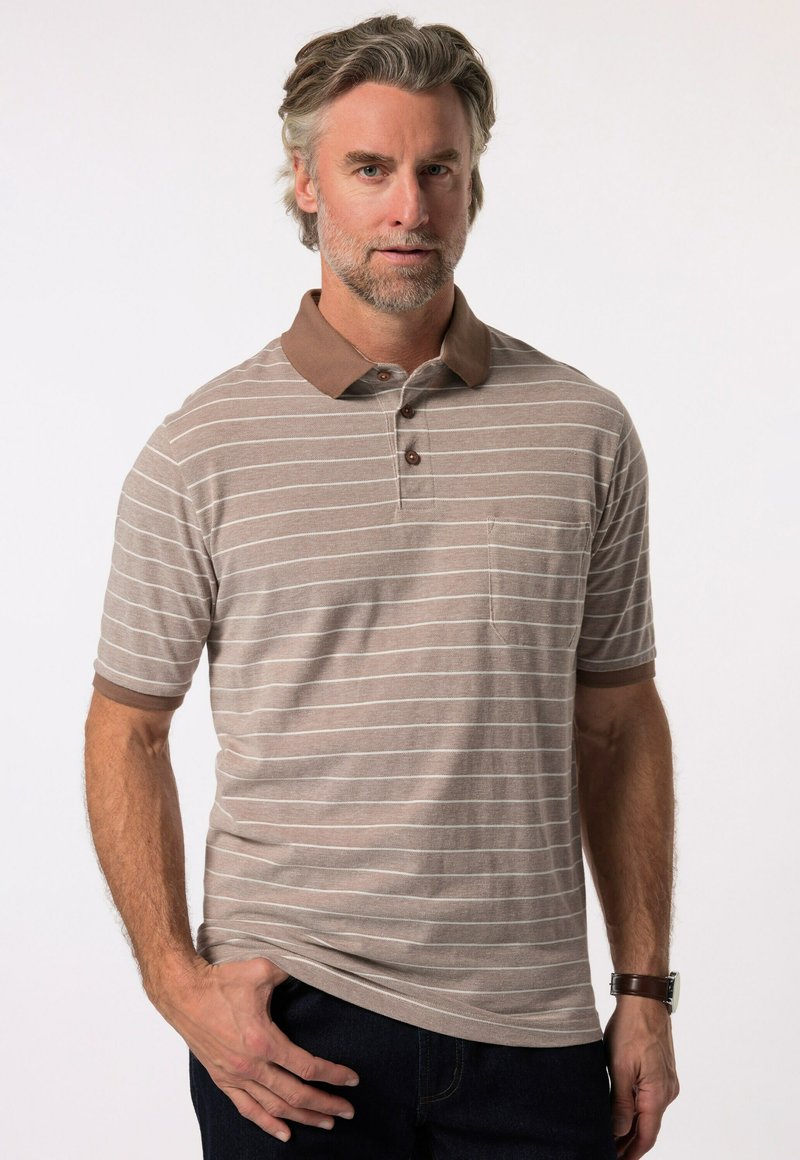 Hnědý pruhovaný polo tričko s hnědým límečkem, má krátké rukávy a náprsní kapsu. Materiál vypadá hladce a má volný střih.
