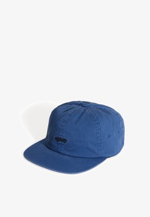 Blå bomulds baseballkasket med lille sort broderet skateboardlogo foran, vist på hvid baggrund.