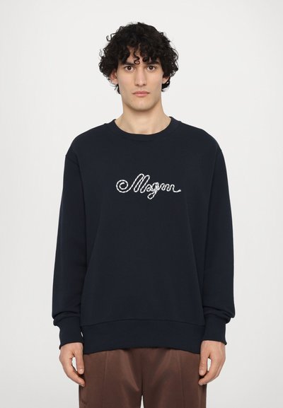 Sweatshirt bleu marin cu maneci lungi si mansete rezemate, avand textul alb brodat "Mogul" pe piept. Textura moale si uniforma.