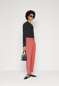 BOSS TAPIAH - Nohavice - red