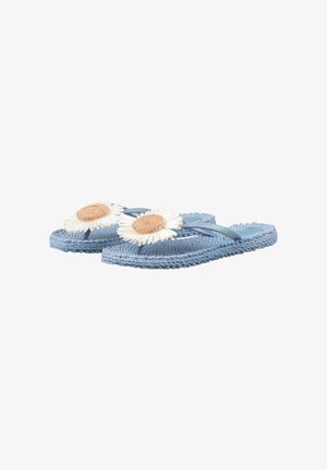 Lyseblå vævede flip-flops med hvide og beige tusindfryd blomsterdekorationer på stropperne, vist på en hvid baggrund.