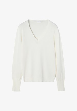 Bijeli pulover s V-izrezom, izrađen od mekane, lagane tkanine. Ima duge, blago pufaste rukave i opušteni kroj. Nema vidljivih uzoraka ni ukrasa.
