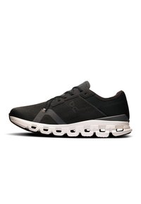 Chaussure de sport noire en tissu léger avec une surface texturée, dotée d'une semelle blanche rembourrée et d'un liseré subtil sur le côté.