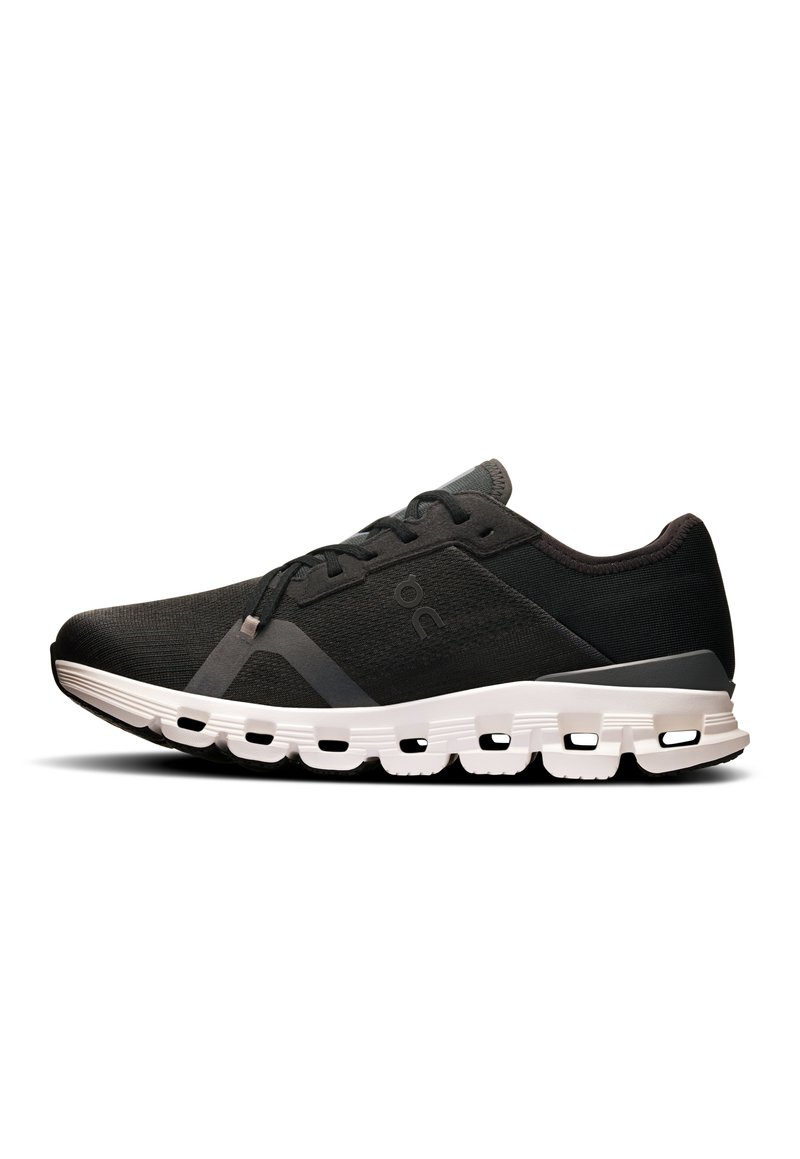 Chaussure de sport noire en tissu léger avec une surface texturée, dotée d'une semelle blanche rembourrée et d'un liseré subtil sur le côté.