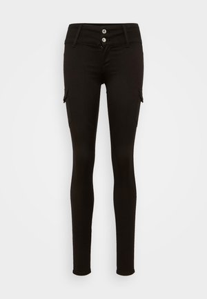 Čierne cargo nohavice s vysokým pásom, so dvoma gombíkmi a bočnými vreckami. Materiál vyzerá hladko a elasticky pre priliehavé nosenie.