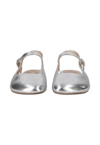 Silbermetallische Ballerinas mit geschlossener Spitze und Knöchelriemen, die eine glatte Textur und einen leichten Glanz aufweisen. Mit einer kleinen Schnalle akzentuiert.