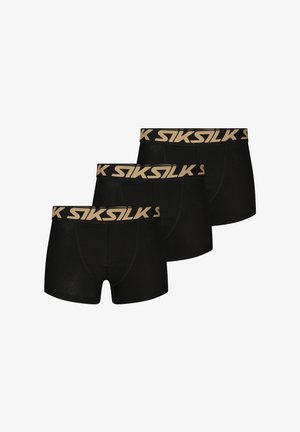 Drei schwarze Boxershorts für Männer mit beigen elastischen Bunds, die das markante "SIKSILK"-Logo tragen.