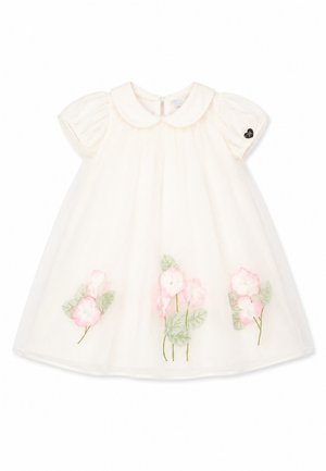 Vestito da bambino color crema con maniche a sbuffo, colletto alla Peter Pan e tre ricami floreali rosa e verdi lungo l'orlo.