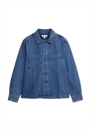 Giacca di jeans, blu medio, chiusura frontale con bottoni, colletto appuntito, due tasche sul petto, maniche lunghe con polsini abbottonati, dettaglio di cuciture a contrasto.