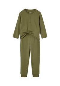 Langärmliges, olivgrünes, geripptes Strickoberteil mit drei Knöpfen und dazu passenden, gerippten Strickhosen mit umschlagenen Knöcheln.