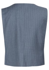 Gilet blu a righe con un design strutturato, realizzato in un tessuto morbido. Presenta un collo alto e una linea senza maniche con bordi puliti.