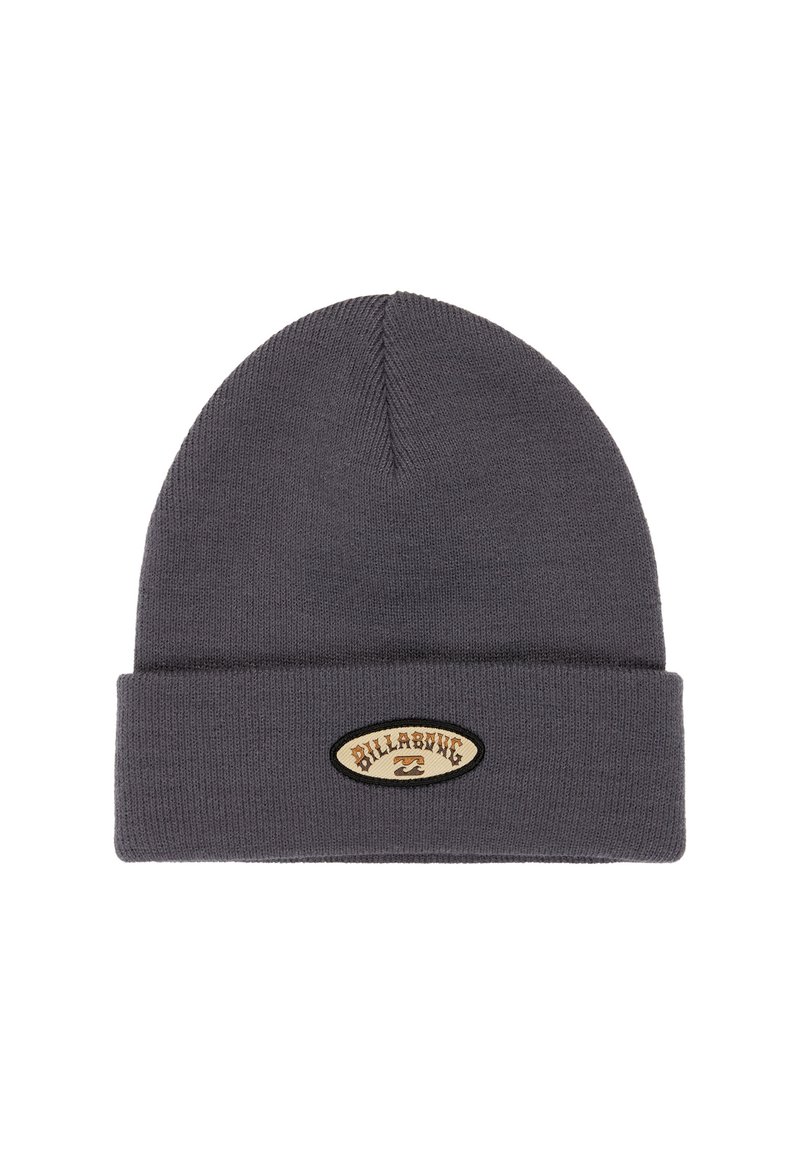 Szara czapka beanie z podwiniętym brzegiem i naszywką z logo Billabong z przodu, na białym tle.