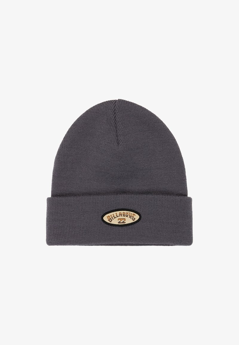 Szara czapka beanie z podwiniętym brzegiem i naszywką z logo Billabong z przodu, na białym tle.