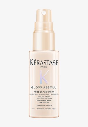 Crème anti-frisottis Kérastase Gloss Absolu dans un flacon-pompe beige clair pour cheveux épais et frisés, contenant de l'acide hyaluronique et glycolique, ainsi que de l'huile de rose sauvage.