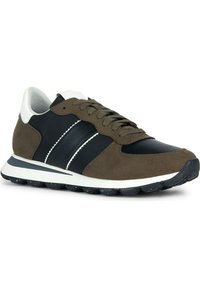 Sneaker in suede marrone e pelle blu navy con dettagli bianchi, punta tonda e strisce a contrasto. Presenta una suola in gomma testurizzata con macchie nere.