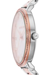 Michael Kors ur med et hus i sølv og rosa guld rustfrit stål, rund urskive og en krystalbesat bezel med en struktureret urskive.