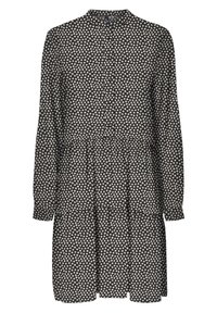 Svart klänning med ett vitt blommönster, långa ärmar, knappstängning fram och en flertrapskjol. Tillverkad av mjukt, lättviktsmaterial.