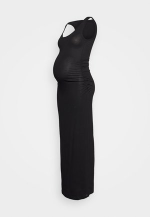 Vestido de maternidade preto com uma silhueta ajustada, apresentando franzidos na lateral, design sem mangas e um comprimento longo e fluído.