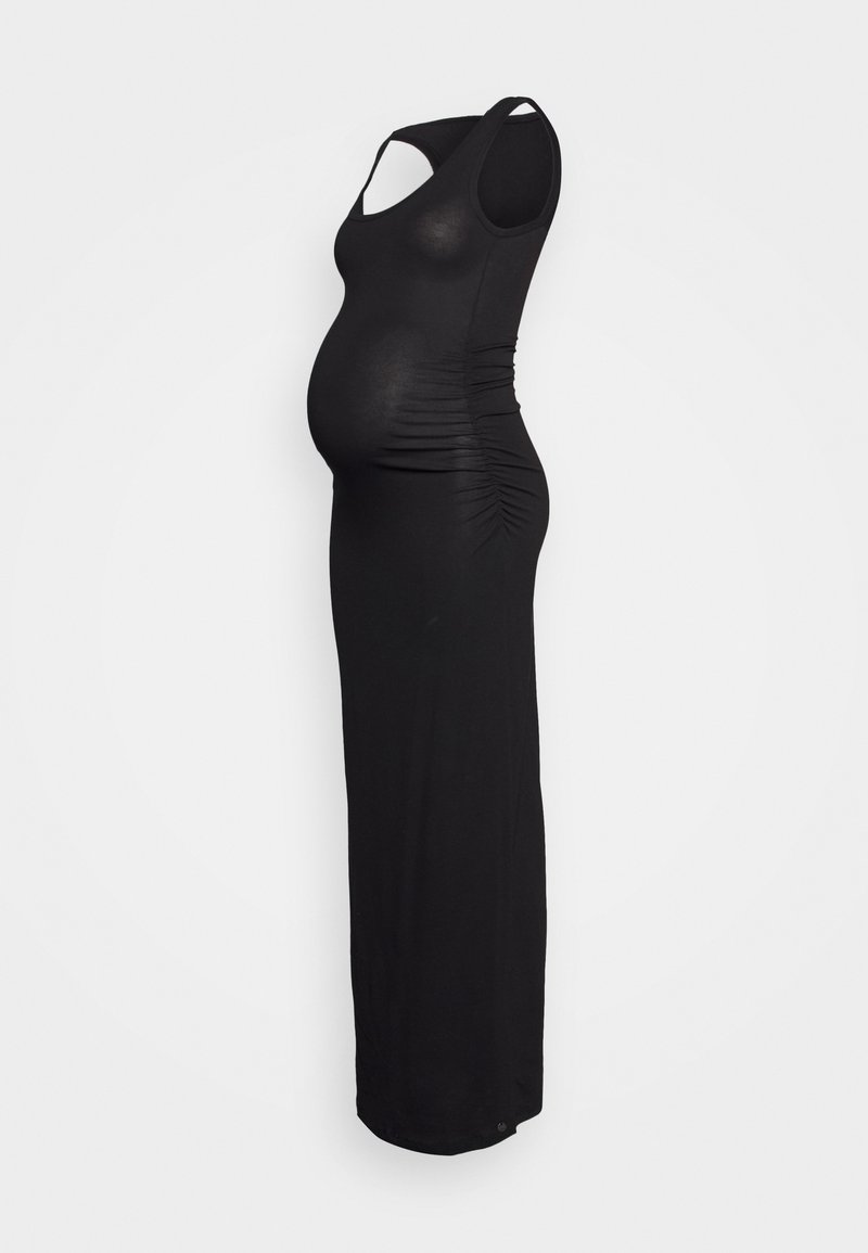 Vestido de maternidade preto com uma silhueta ajustada, apresentando franzidos na lateral, design sem mangas e um comprimento longo e fluído.