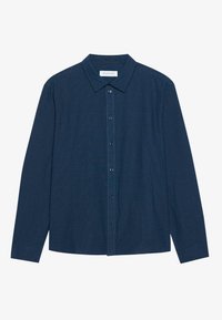 Camisa de botón azul marino con un patrón texturizado de pequeños puntos blancos, con cuello extendido y mangas largas, fabricada en una tela suave.