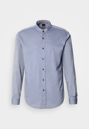 Lichtblauw overhemd met knoopsluiting, voorzien van een bandkraag, lange mouwen en donkerblauwe knopen. Zachte textuur met een subtiel patroon.