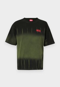 Czarny i oliwkowozielony bawełniany t-shirt o luźnym kroju, z efektem dip-dye oraz czerwonym logo Diesel po lewej stronie klatki piersiowej. Krótkie rękawy.