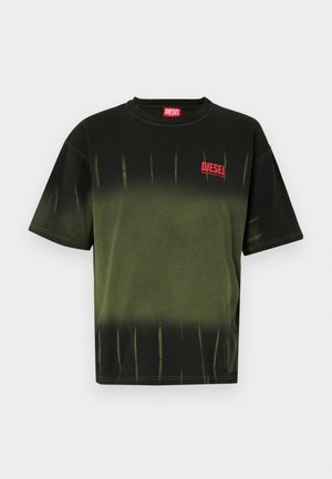 Mustard ja oliivroheline puuvillane t-särk, millel on lõdvestatud lõige, dip-dye muster ja punane Diesel logo vasakul rinnal. Lühikesed varrukad.