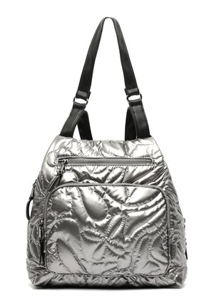 Srebrna pikowana torebka z kwiatowym przeszyciem, przednią kieszenią na zamek, dwoma czarnymi paskami na ramię oraz metalicznym wykończeniem.