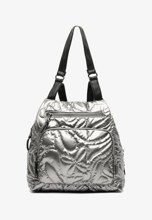 Sac à main matelassé argenté avec couture florale, poche zippée à l'avant, deux bretelles noires et finition métallique.