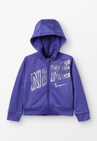 Lilla zip-up trøje lavet af glat stof, med h�ætte, sølvfarvet Nike-logo, geometriske bogstaver og ribbede ærmeafslutninger.