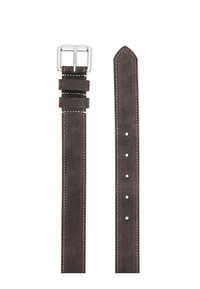 Καφέ φαρδιά ζώνη από σουέντ με ασημένια μεταλλική αγκράφα, διακοσμημένη με ραφές και πολλές τρύπες για ρύθμιση μεγέθους. Το άκρο είναι μυτερό.