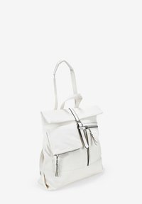 Mochila blanca de tela con diseño de cierre enrollable, herrajes plateados, un bolsillo frontal y acentos de cremallera negra contrastante. Textura suave.