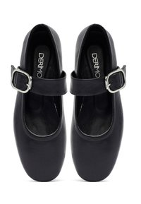 Czarne skórzane buty typu Mary Jane z okrągłym noskiem, płaską podeszwą i paskiem zapinanym na srebrny zamek. Gładka tekstura, minimalistyczny design.