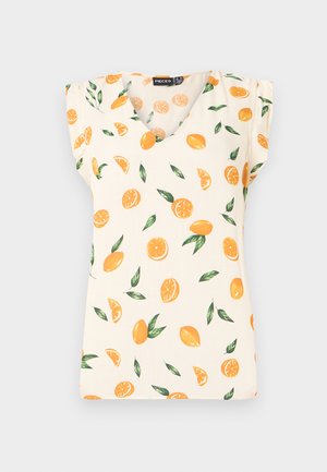 Haut couleur crème avec un décolleté en V et des manches courtes, présentant des motifs de fruits oranges et de feuilles vertes. Fabriqué en tissu léger.