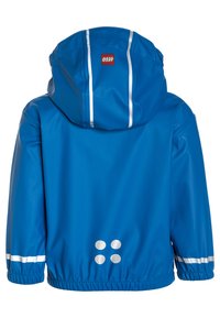 Giacca impermeabile blu con cappuccio, strisce riflettenti argento, polsini elasticizzati e patch del logo. Tessuto morbido e liscio con un design aderente.