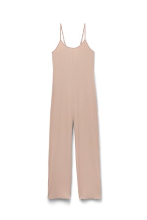 Jumpsuit ribbed rosa pallido con spalline sottili regolabili, design a gamba larga e taglio dritto, con una texture leggera e liscia.