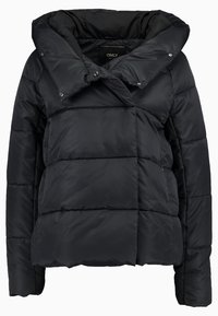 Chaqueta de plumas negra con un cuello alto, textura acolchada y cierre a presión. Tiene una forma amplia y mangas largas.